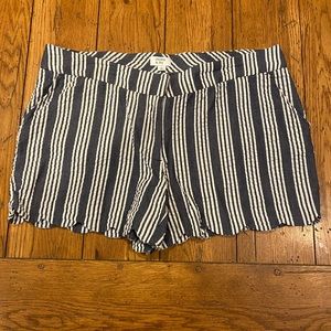 CROWN & IVY CHAMBRAY NAVY AND WHITE SCALLOPED EDGE SHORT 12